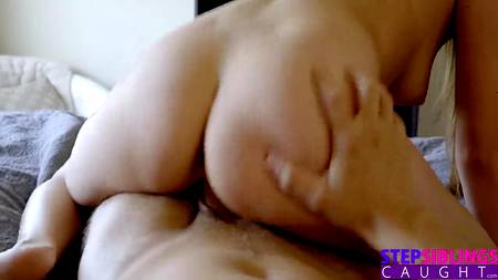 Миловидная девка наслаждается елдаком чувака от первого лица