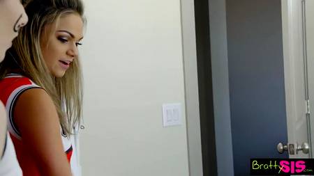 Мускулистый студент ебет черлидершу с идеальной фигурой