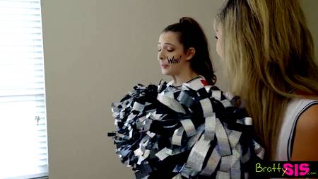 Мускулистый студент ебет черлидершу с идеальной фигурой