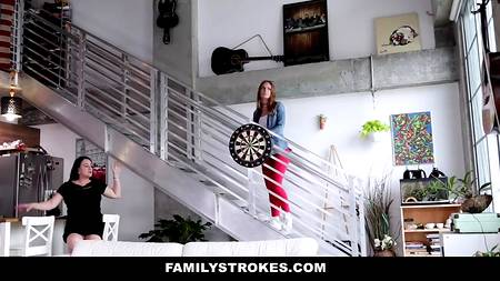 Вылизал стоя пизденку няшной подруге перед жарким трахом