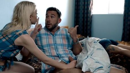 Ловелас растягивает волосатую щель молодой похотливой сучке