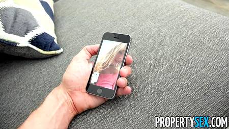 Миниатюрная блонда судорожно кончает на большом члене любовника