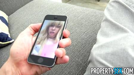 Миниатюрная блонда судорожно кончает на большом члене любовника