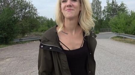 Порно агент подцепил и трахнул у обочины хорошенькую блондинку