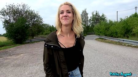 Порно агент подцепил и трахнул у обочины хорошенькую блондинку
