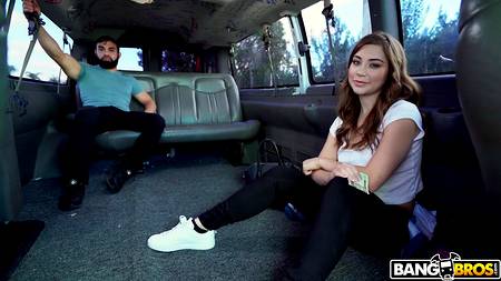 Подкативший пикапер  устроил с девушкой жаркое порево в машине