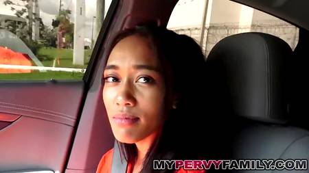 Вдул от первого лица страстной азиатке в автомобиле