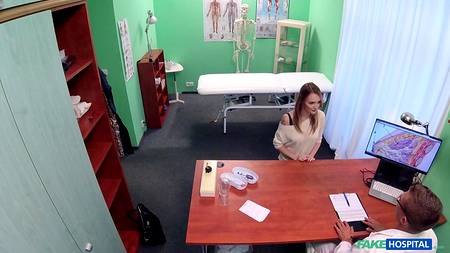 Врач снял скрытой видеокамерой как пердолит пациентку на рабочем столе