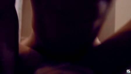 Пацан дрючит в туалете подругу между сисек и наслаждается узенькой киской