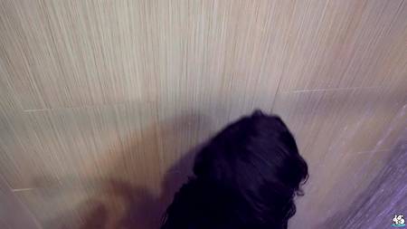 Пацан дрючит в туалете подругу между сисек и наслаждается узенькой киской