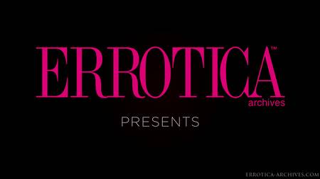 Стройная куколка эротично мастурбирует щелку перед камерой