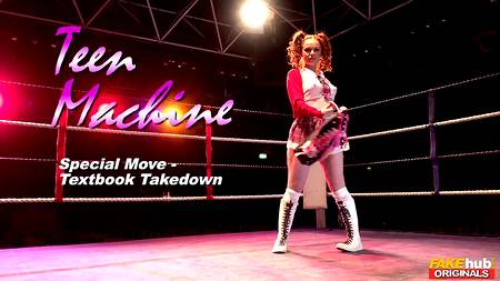 Накаченный мужик шпилит на ринге горячую рыжеволосую деваху