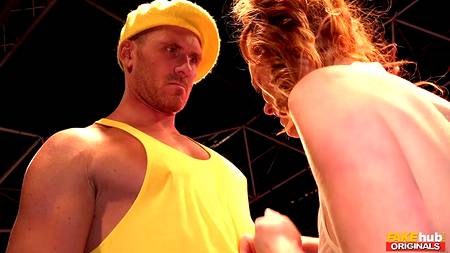 Накаченный мужик шпилит на ринге горячую рыжеволосую деваху