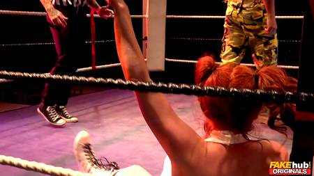 Накаченный мужик шпилит на ринге горячую рыжеволосую деваху