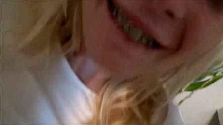 Молодая нимфоманка трахает спящего мужика в любительском порно