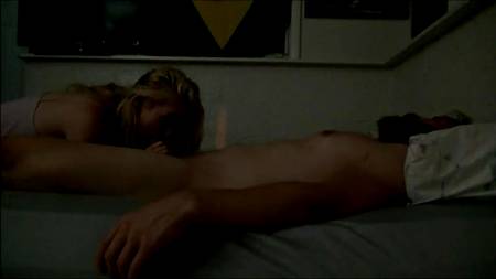 Молодая нимфоманка трахает спящего мужика в любительском порно