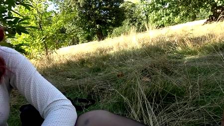 Отымел на природе рыжеволосую нимфу и кончил ей в ротик