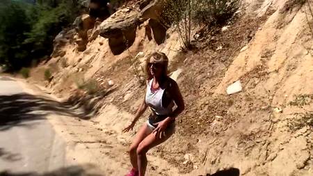 Мотоциклист оприходовал на улице грудастую девушку раком