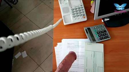 Залезла под стол к коллеге и застрочила глубокий минет