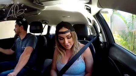 Грудастая нимфа отдалась ненасытному водителю в его автомобиле