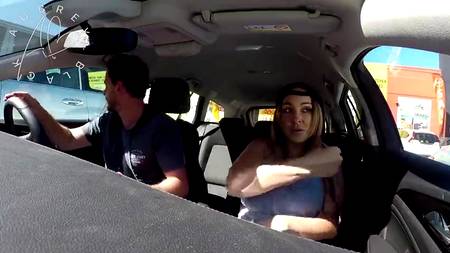 Грудастая нимфа отдалась ненасытному водителю в его автомобиле