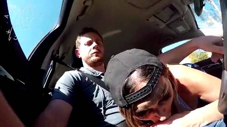 Грудастая нимфа отдалась ненасытному водителю в его автомобиле