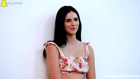 Опытный агент снимает крупным планом как ебет миниатюрную телку