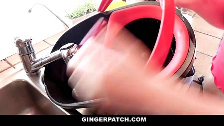 Молодая красотка оргазмирует на члене довольного хахаля