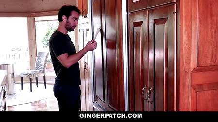 Молодая красотка оргазмирует на члене довольного хахаля