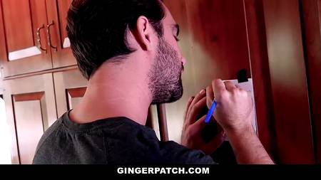 Молодая красотка оргазмирует на члене довольного хахаля