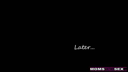 Пацан отодрал на диване молодую телку с ее зрелой сисястой подругой