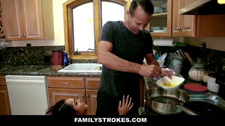 Похотливая молодуха спровоцировала зрелого кобеля на измену