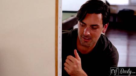 Художник завелся на волосатую киску грудастой натурщицы