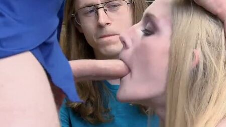 Охранник магазина отодрал воровку в подсобке на глазах ее парня