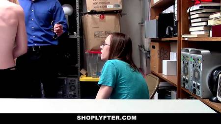 Охранник магазина отодрал воровку в подсобке на глазах ее парня