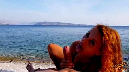 Трахнул в красивую попку рыжеволосую девицу на берегу пляжа
