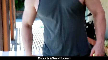 Качок вертит на хую худую рыжеволосую подружку с маленькой грудью