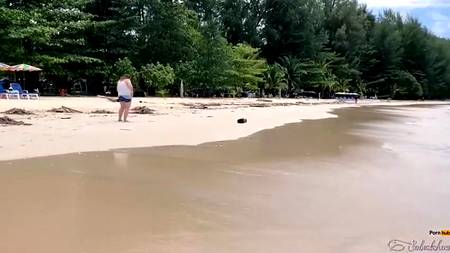 Засадил на пляже худенькой блондинке с большим клитором