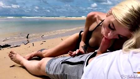 Засадил на пляже худенькой блондинке с большим клитором