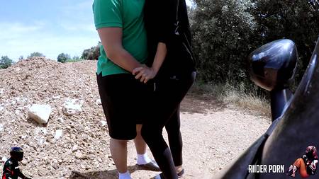 Водила ебет в машине кучерявую брюнетку с большой задницей