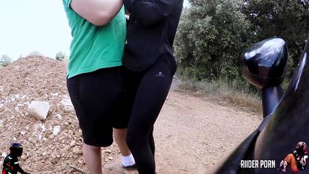 Водила ебет в машине кучерявую брюнетку с большой задницей