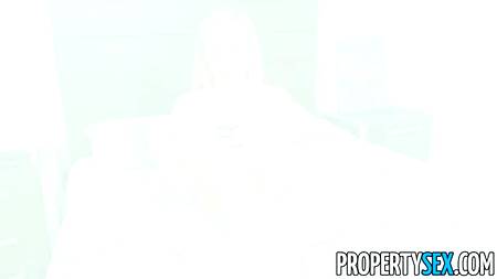 Оттраханная парнем молодуха проглотила на коленках заслуженный камшот