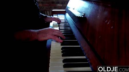 Старичок шпилит юную блондинку с шикарными натуральными сиськами