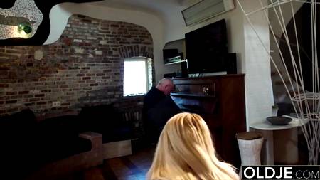 Старичок шпилит юную блондинку с шикарными натуральными сиськами