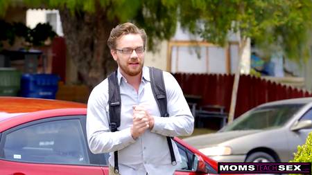 Молодой пихарь доводит до оргазма роскошную грудастую милфу