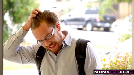 Молодой пихарь доводит до оргазма роскошную грудастую милфу