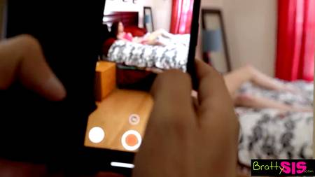 Пацан оприходовал в спальне двух молоденьких нимф