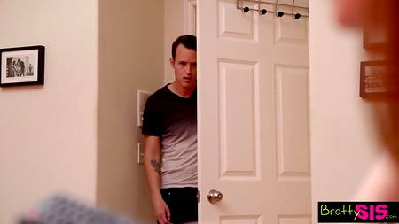 Пацан оприходовал в спальне двух молоденьких нимф