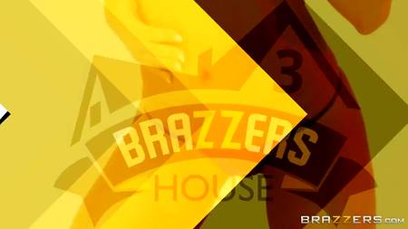 Грудастые крали оргазмируют в жаркой оргии у бассейна