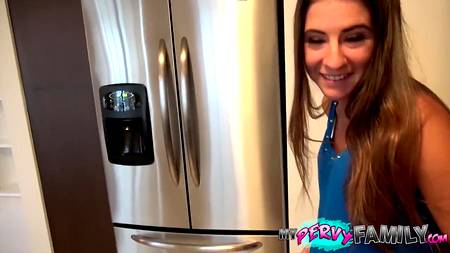 Пацан снимает как пердолит от первого лица молодых девиц